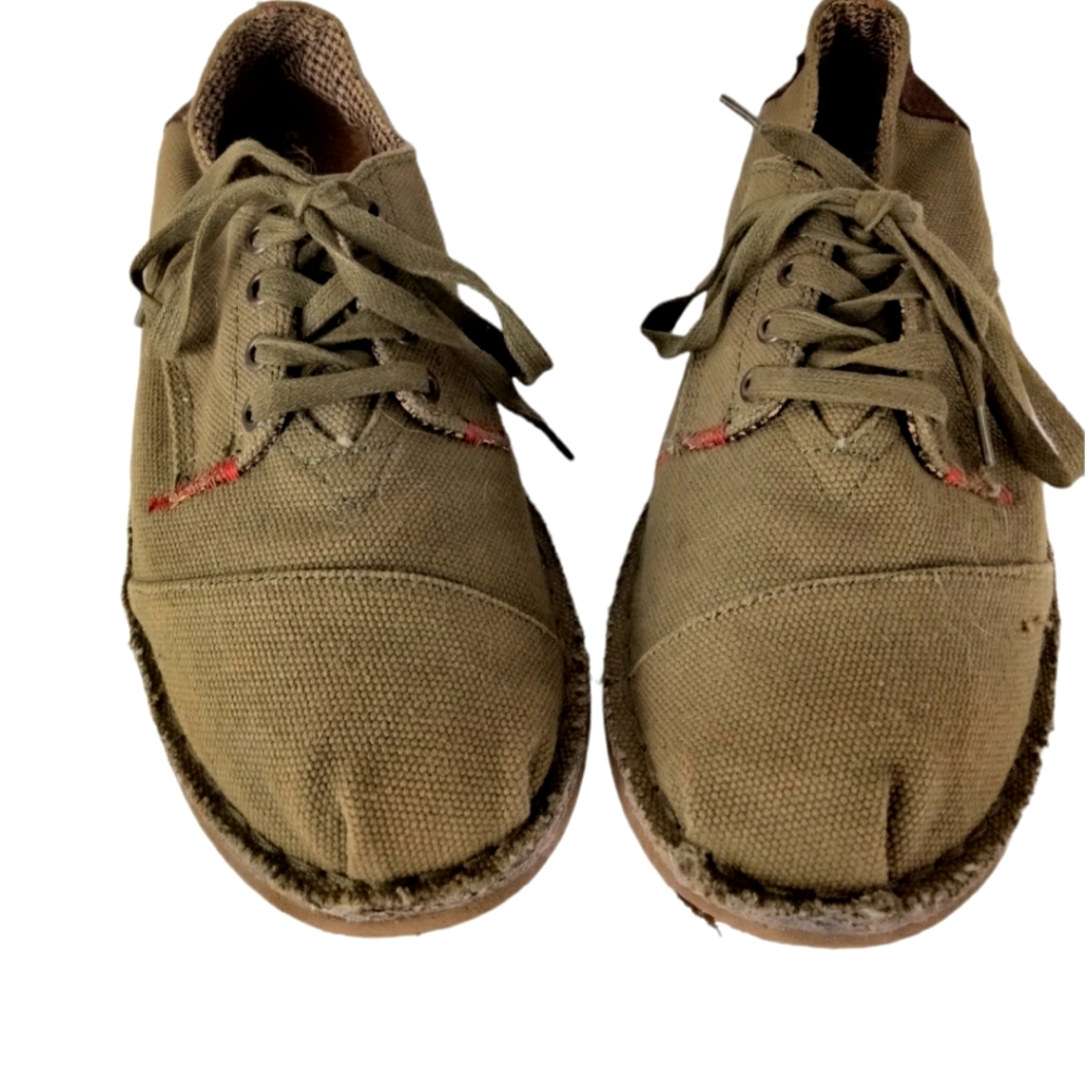 Men size 10 1/2 army green  Dessert be Oxford  Toms lace up shoes.